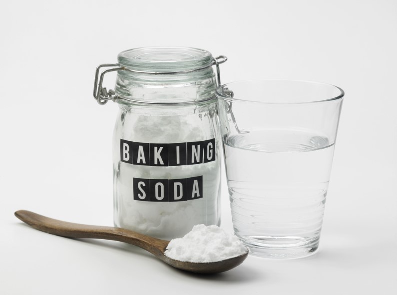 baking soda and glass of water