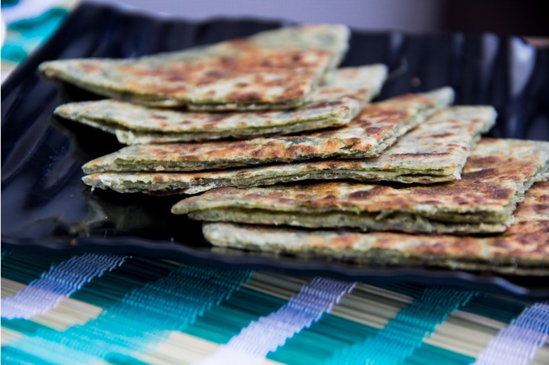palak paratha with blur background