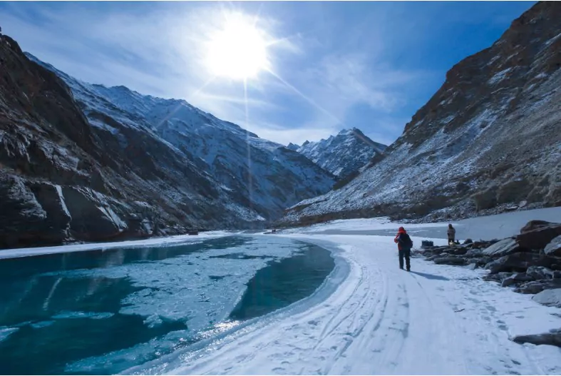 chadar trek the frozen zanskar river trekking during winter in leh ladakh