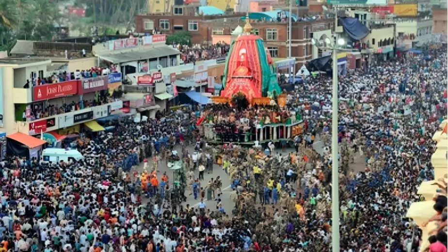 devotees pulling the chariot of goddess subhadra in puri during the rath yatra