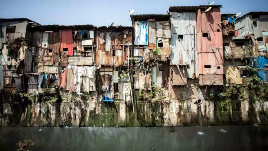 dharavi slums on a river bank